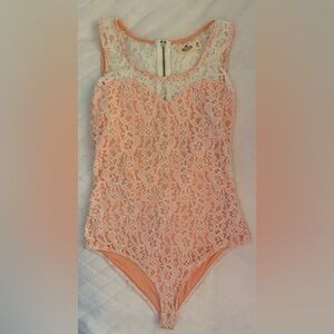 Hollister bodysuit with snaps. Coral/Beige. M